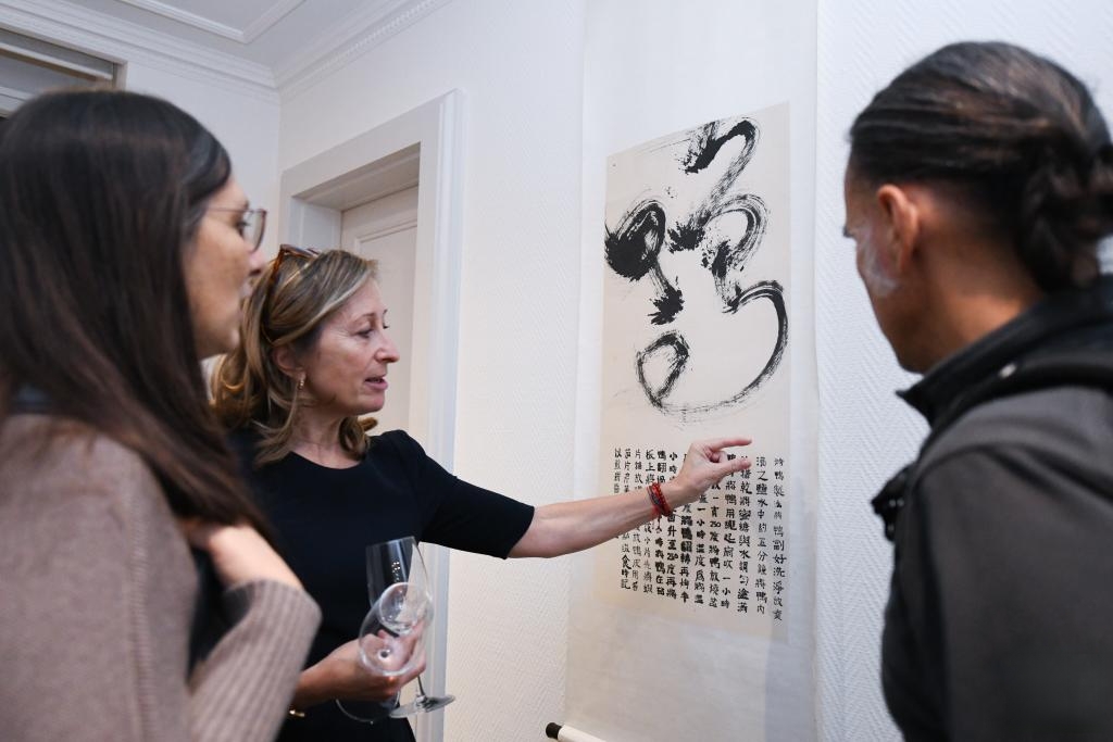 China_and_World's tweet image. The Swiss Golden Autumn Calligraphy Exhibition in Geneva will offer a fresh perspective on the elegance of Chinese #calligraphy through Swiss eyes. ✨🖌️ 
(Photo Source: Xinhua)
#Exchanges