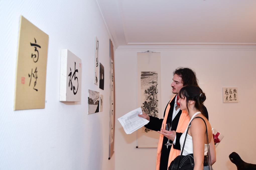 China_and_World's tweet image. The Swiss Golden Autumn Calligraphy Exhibition in Geneva will offer a fresh perspective on the elegance of Chinese #calligraphy through Swiss eyes. ✨🖌️ 
(Photo Source: Xinhua)
#Exchanges