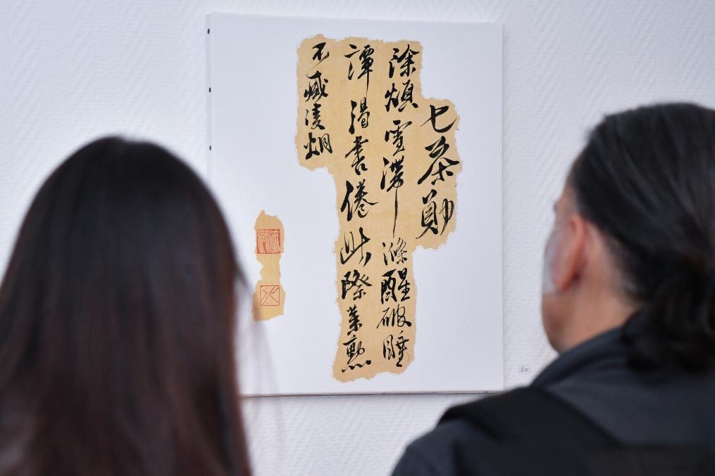 China_and_World's tweet image. The Swiss Golden Autumn Calligraphy Exhibition in Geneva will offer a fresh perspective on the elegance of Chinese #calligraphy through Swiss eyes. ✨🖌️ 
(Photo Source: Xinhua)
#Exchanges