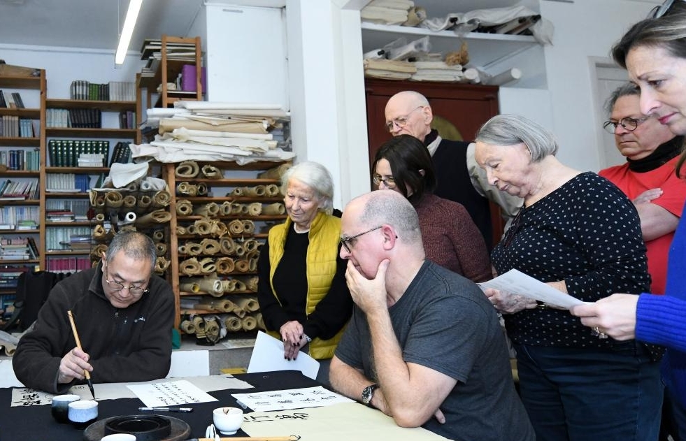 China_and_World's tweet image. The Swiss Golden Autumn Calligraphy Exhibition in Geneva will offer a fresh perspective on the elegance of Chinese #calligraphy through Swiss eyes. ✨🖌️ 
(Photo Source: Xinhua)
#Exchanges