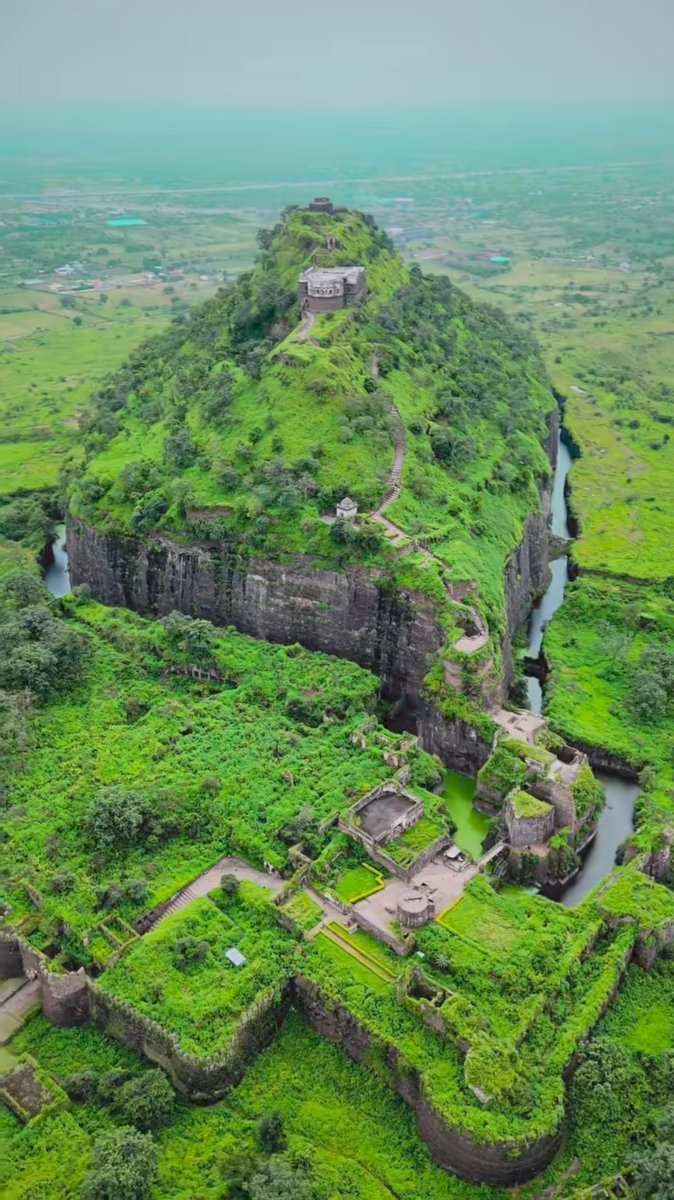 Rustum_0's tweet image. The Daulatabad Fort complex.

- 207.8 acres | 54 bastions | 5 Km outer walls