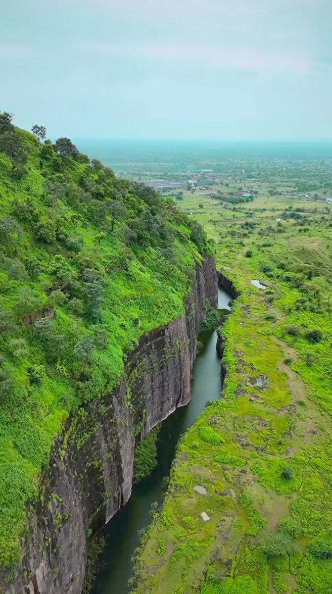 Rustum_0's tweet image. The Daulatabad Fort complex.

- 207.8 acres | 54 bastions | 5 Km outer walls