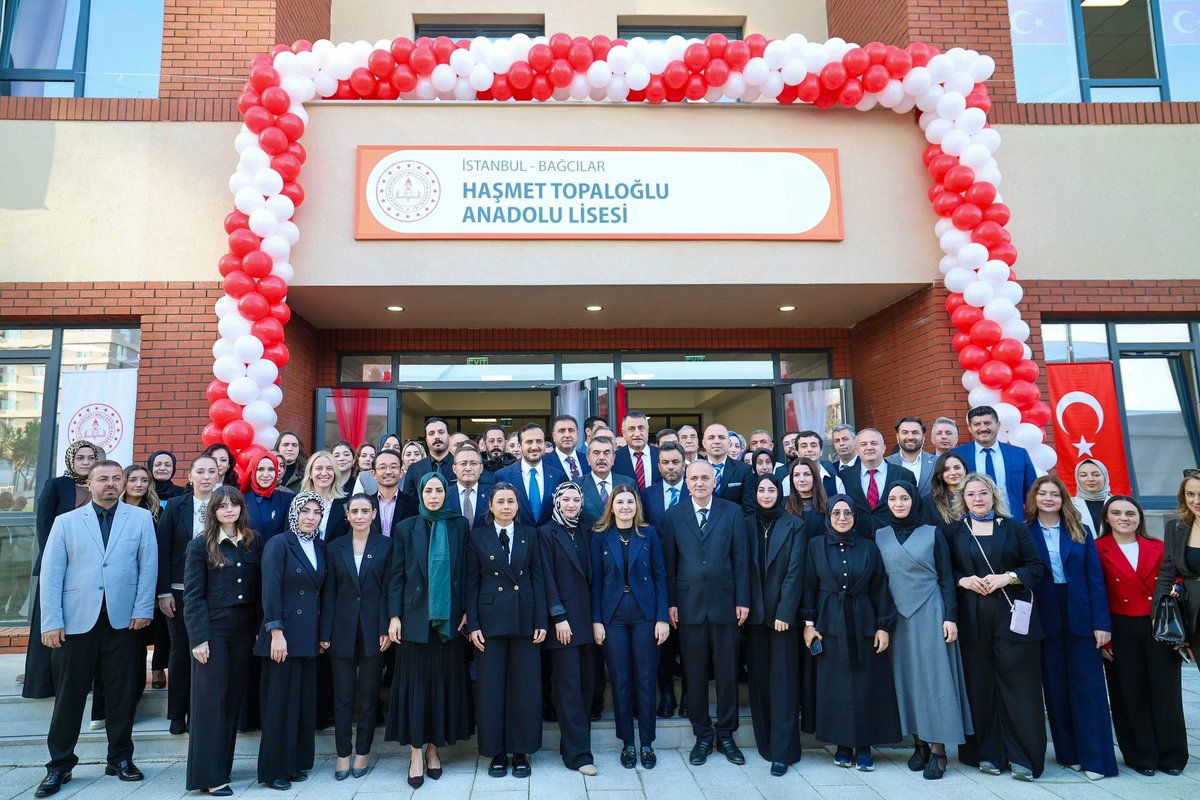 abdullahozdemir's tweet photo. Milli Eğitim Bakanımız Sn. @Yusuf__Tekin’in katılımlarıyla Bağcılar Haşmet Topaloğlu Anadolu Lisesi’nin açılışını gerçekleştirdik.

1200’den fazla öğrenciye eğitim verecek olan okulumuz; spor alanları, bilim ve teknoloji sınıfları, atölyeleri ve modern yapısıyla gençlerimize güçlü bir eğitim ortamı sağlayacak.

Bu güzide eseri ilçemize kazandıran hayırsever iş insanı Haşmet Topaloğlu’na teşekkür ediyor, okulumuzun tüm Bağcılar’ımıza ve İstanbul’umuza hayırlı olmasını diliyorum.