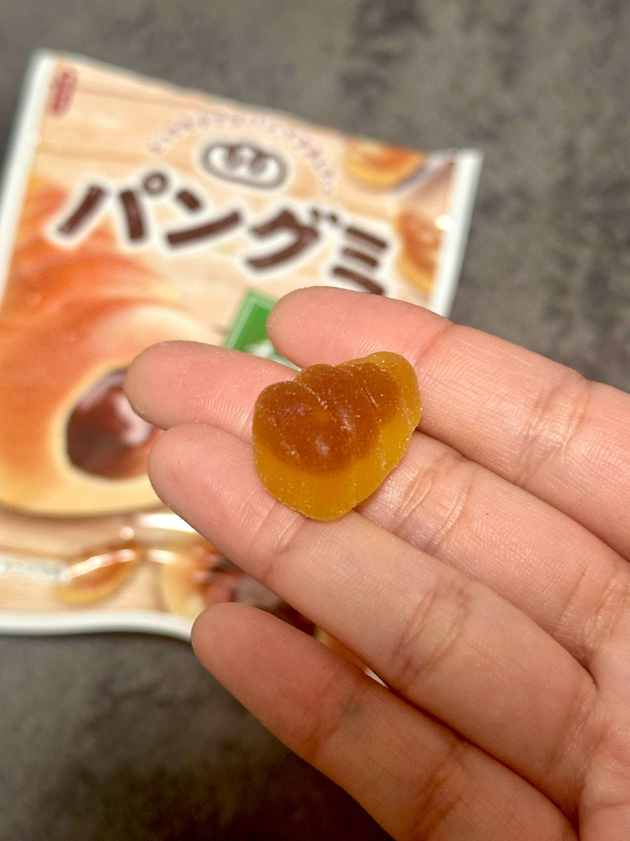 Rimi_nsmt's tweet image. 買わないわけにはいかないでしょ！？！？

っていうグミに出会ってしまって即買い。

パングミ　チョココロネ🍫
やばいこれ！！！！
めちゃめちゃめちゃ美味しい。

見た目が何かのモチーフのグミって、味は別のフルーツなことも多いんだけど、
ちゃんとパンの風味とチョコの味。

これは天才過ぎる。