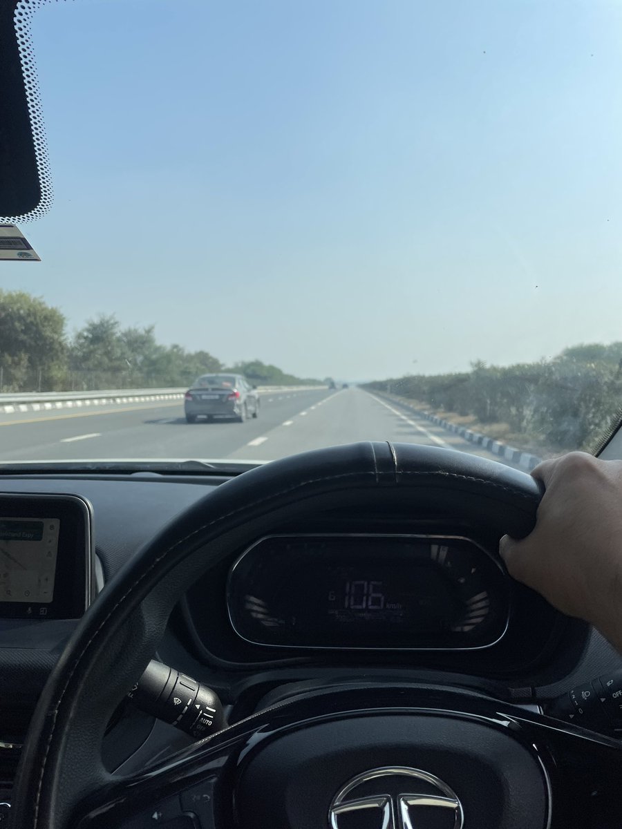 BareillyStory's tweet image. Out here driving on Yamuna → Agra–Lucknow → Bundelkhand Expressway today.

What a drive. No Chaos, Smooth roads, clear skies. 

UP really got this part right 🛣️ 🚗

#UPDevelopment #Highways #Expressways
