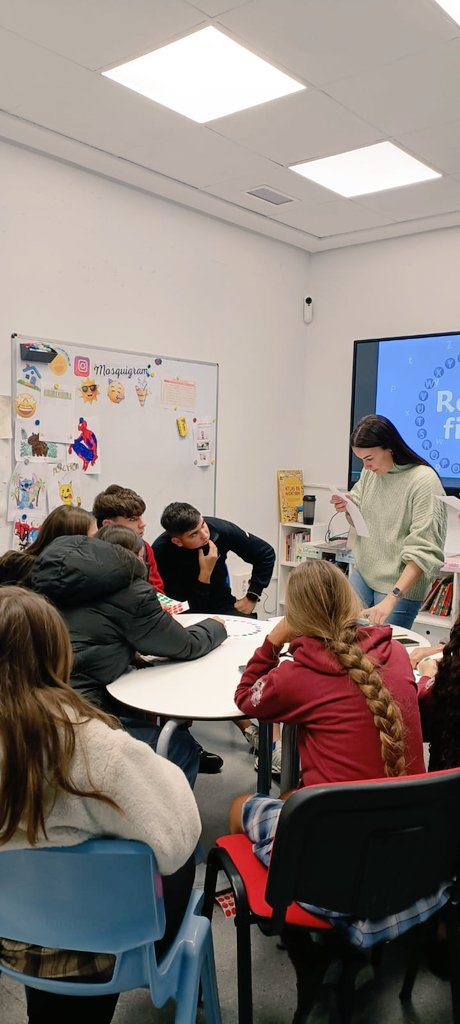 Ayer en #Kumpania trabajamos la cohesión grupal a través del famoso <a href="/PasapalabraA3/">Pasapalabra</a>.
🔵 Una de 4
🔵 Palabras cruzadas
🔵 Pista musical
🔵 Rosco final

Todo ello de forma cooperativa y realizando grupos mixtos y heterogéneos.👩🏻‍🤝‍👨🏽

#FSE #UE