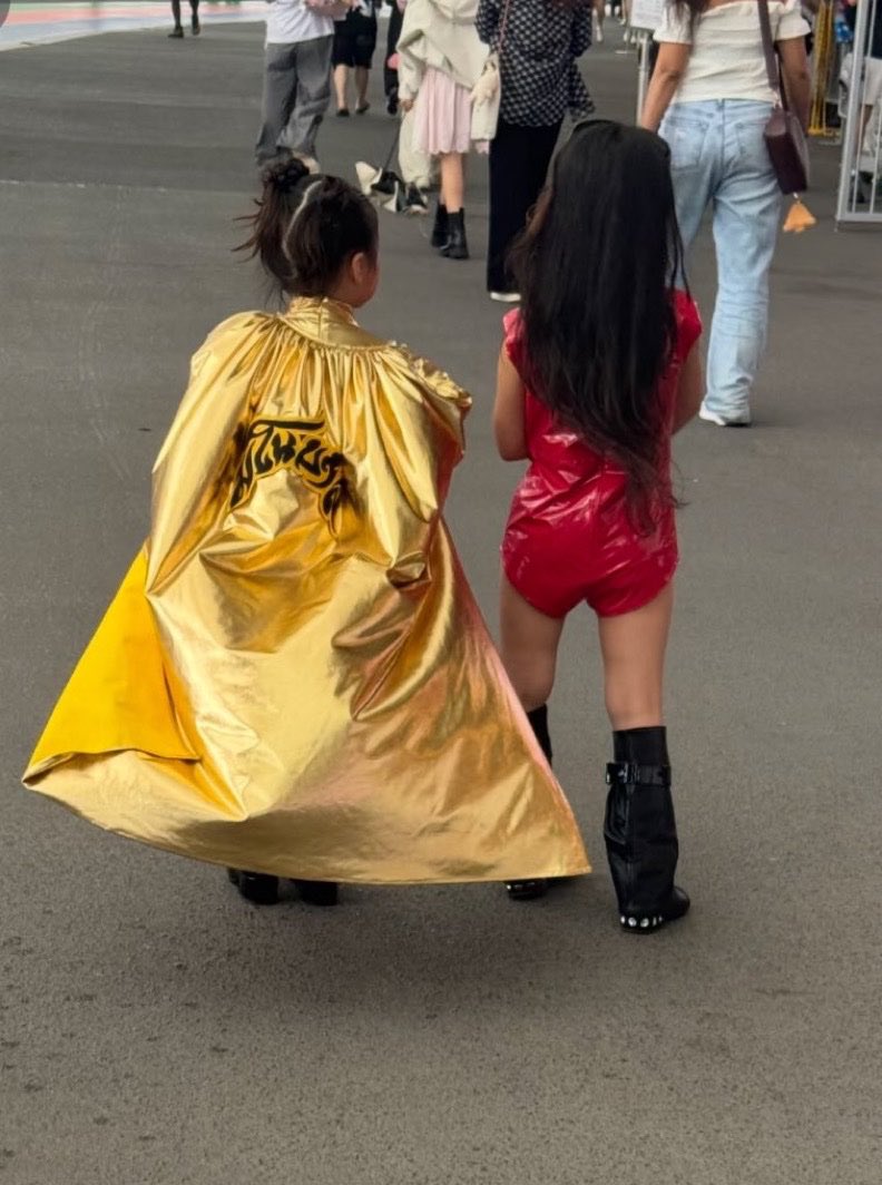 myjlouis's tweet image. อ่ยยย เอ็นดูเบบี๋ลิลิมากกก แต่งตัวมาตามพี่ลิซ่ามาเลยลูก น่ารักจังงง 🥺🤏🏻

LISA FASCINATES SINGAPORE 
#DEADLINEinSG_LISA 
#BLACKPINK_DEADLINE