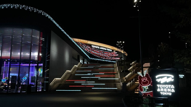 TAT_official_jp's tweet image. イルミネーション点灯中🎄✨

#TOYOTAARENATOKYO が開業して初めて迎えるクリスマスシーズンに向け、本日よりイルミネーションが点灯しています🧑‍🎄✨

メイン入り口の大階段の周辺のほか、シンボルモニュメントも（少しだけ）お化粧🐻✨
クリスマス仕様のアリーナにもぜひお越しください💁‍♀️…