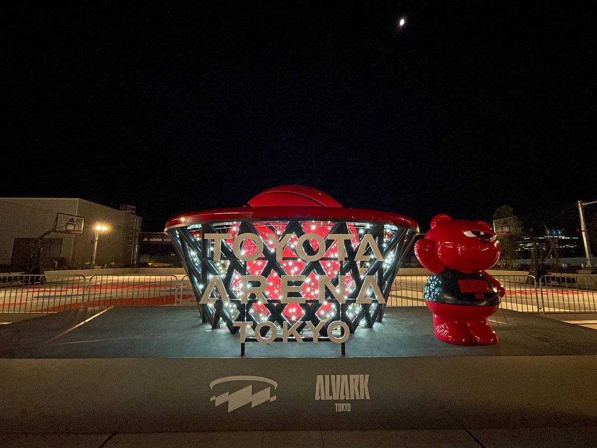 TAT_official_jp's tweet image. イルミネーション点灯中🎄✨

#TOYOTAARENATOKYO が開業して初めて迎えるクリスマスシーズンに向け、本日よりイルミネーションが点灯しています🧑‍🎄✨

メイン入り口の大階段の周辺のほか、シンボルモニュメントも（少しだけ）お化粧🐻✨
クリスマス仕様のアリーナにもぜひお越しください💁‍♀️…