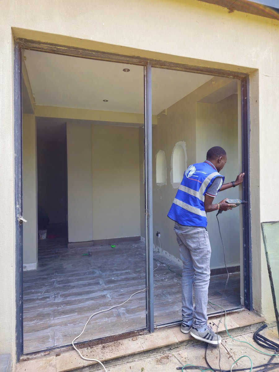 Alucrest's tweet image. Site O&apos;clock..
Sliding Door Installation in progress 👷🦺
