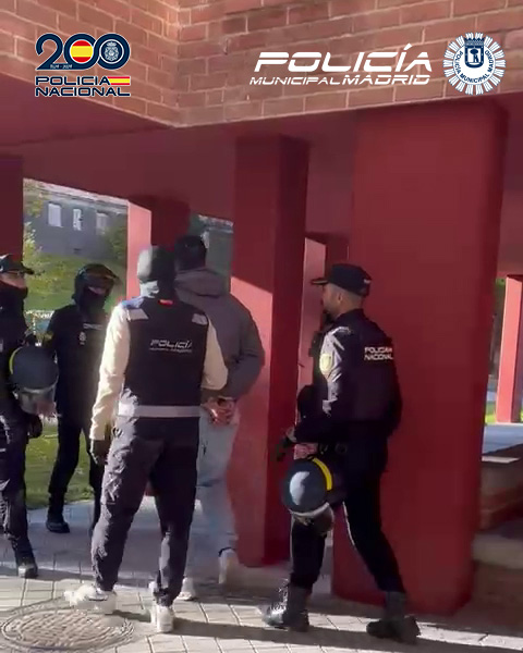 🔍 Operación antidroga en #Latina 🚨

🚩Desmantelados 4 narcopisos desde los que se distribuían estupefacientes.

👮‍♂️Dispositivo conjunto con <a href="/policia/">Policía Nacional</a>.

💊Se han intervenido #cocaína, #hachís, #marihuana , más de 13.500€ en efectivo y varias #armas .

➡️Ocho personas detenidas