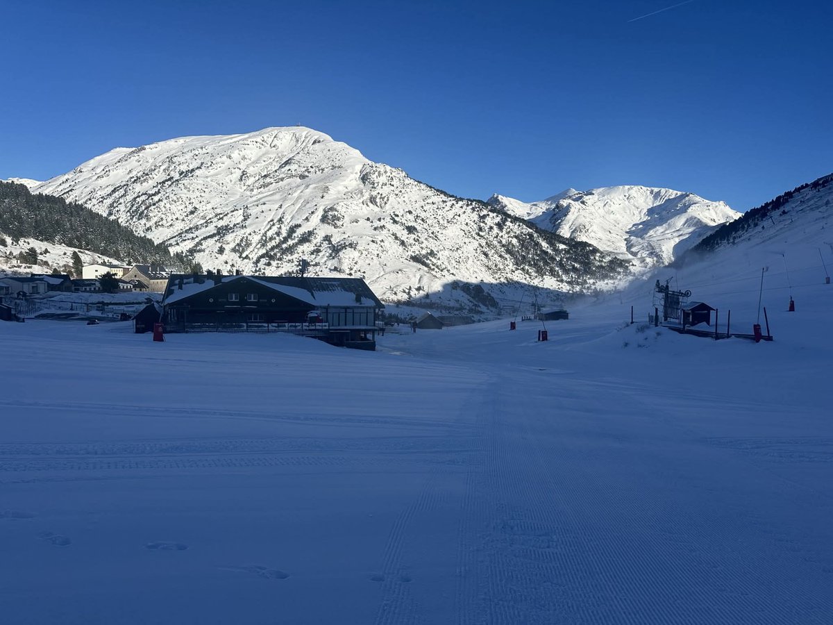 Candanchú ayer 27 de Noviembre de 2025 Jueves por la tarde,espesor de nieve de 50cm a 1600m de altitud en zonas de nieve no tratada.

Las fotos y video son de <a href="/Navarrameteo/">Urko Jalle</a>

Vídeo:

instagram.com/p/DRkI6pGjMKd/