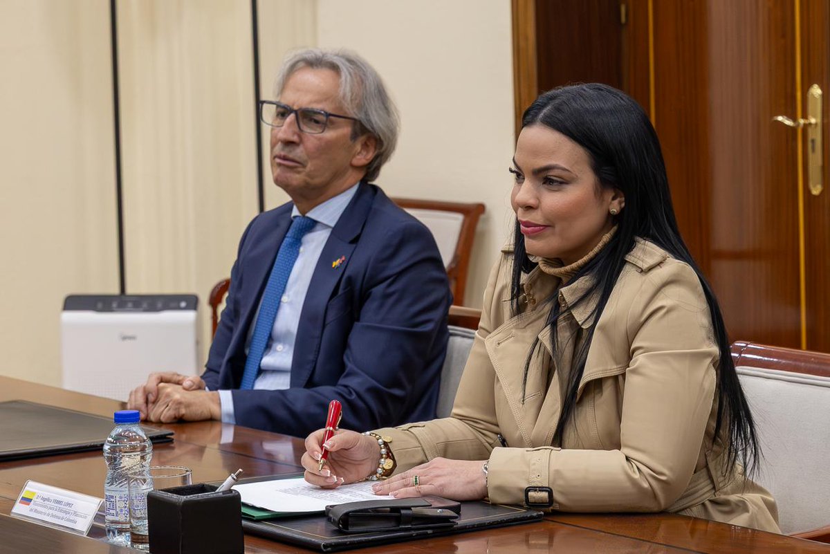 La #SEDEF <a href="/AmparoValcarce1/">Amparo Valcarce 🇪🇸</a> se reúne con Angélica Verbel López, viceministra de Estrategia y Planeación de <a href="/mindefensa/">Mindefensa</a> de Colombia: industria, tecnología y visión estratégica compartida para impulsar proyectos conjuntos que generen capacidades, empleo y transferencia tecnológica.