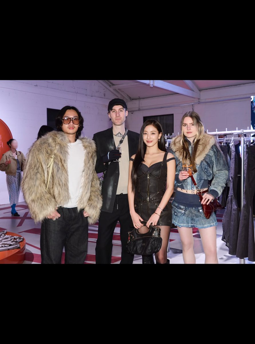 WithPJihyo's tweet photo. JIHYO INSTAGRAM UPDATE
Jihyo with Sunmi and Jihyo with Miss Sixty EU Marketing Director Terry Xu and Knwls founder and Designer Charlotte Knowles and Alexandre Arsenau
#MissSixtyxKnwls #misssixty #knwls #M60
#지효 #JIHYO #ジヒョ https://t.co/jlSBJcosEi