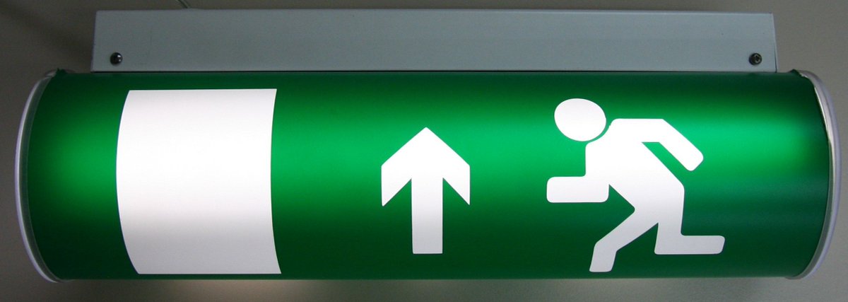 Ensayos de luminarias de emergencia según norma (UNE-EN 60598-2-22). #emergencia  #candeltec buff.ly/3TmdqbY