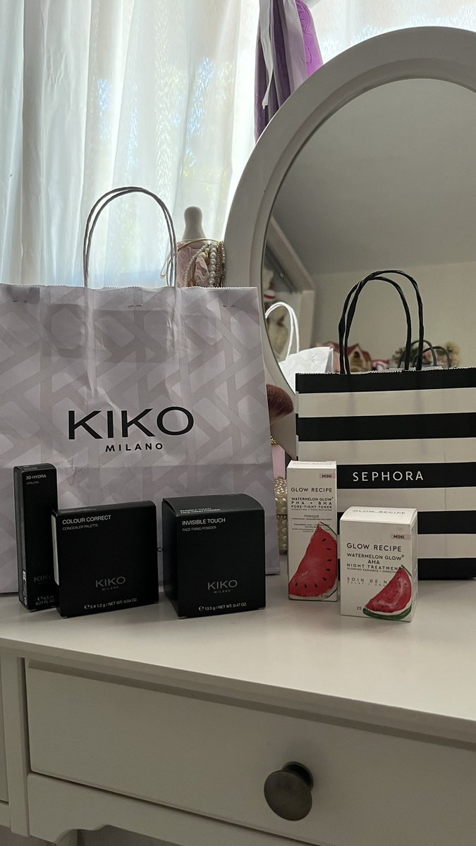 minminpitico's tweet image. Comprinhas da black!! Viva o estagio remunerado 🙌🙌