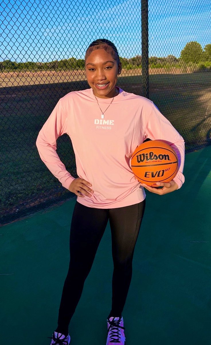 Chloe Thompson tweet media