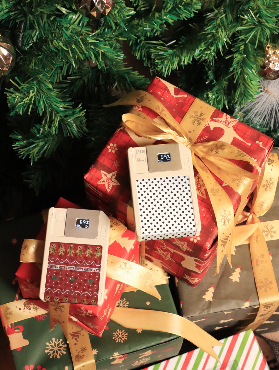TROZK_US's tweet photo. 🎁 Claim your Christmas gift!
A retro floppy power bank with 64GB storage — nostalgia meets power

#trozk #christmas #christmasgifts #giftideas #gift #tech #technology #techlovers #techgadgets #desksetup #powerbank #floppy #retro https://t.co/hbtXEM4OpS