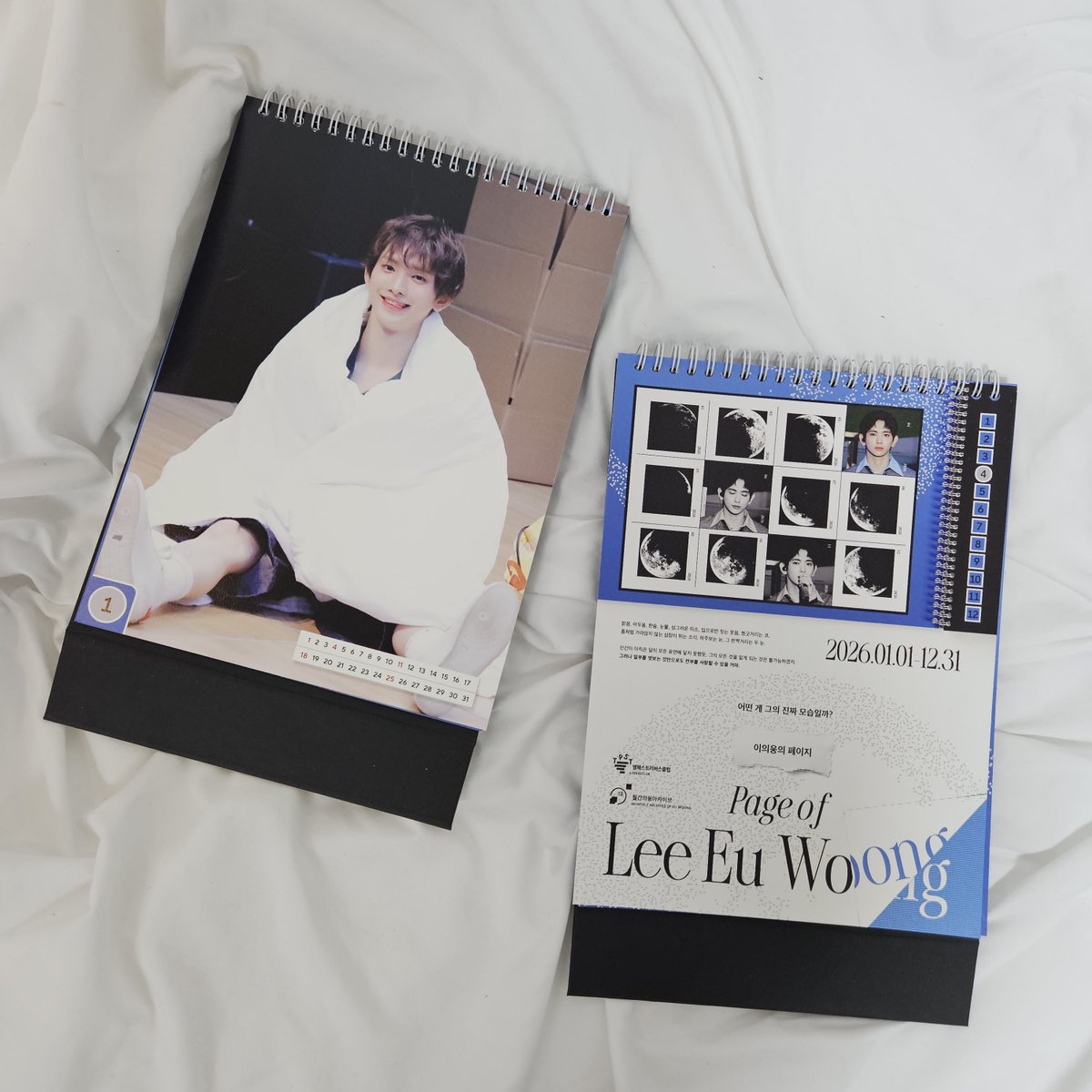 tpstloversclub's tweet image. 2026 시즌그리팅이 제작완료되었습니다!
12월 첫째주 발송예정입니다✌🏻 

2024 시그에 이어 두번째 궤도(@Orbit_design_)님과 작업하였습니다. 이번 시그는 24년 시그의 연장선으로, 24년도는 이의웅이라는 행성의 열두조각을 찾아 떠나는 여정이었다면 이번 시그는 그 행성의 부분부분을 살피며 과연…