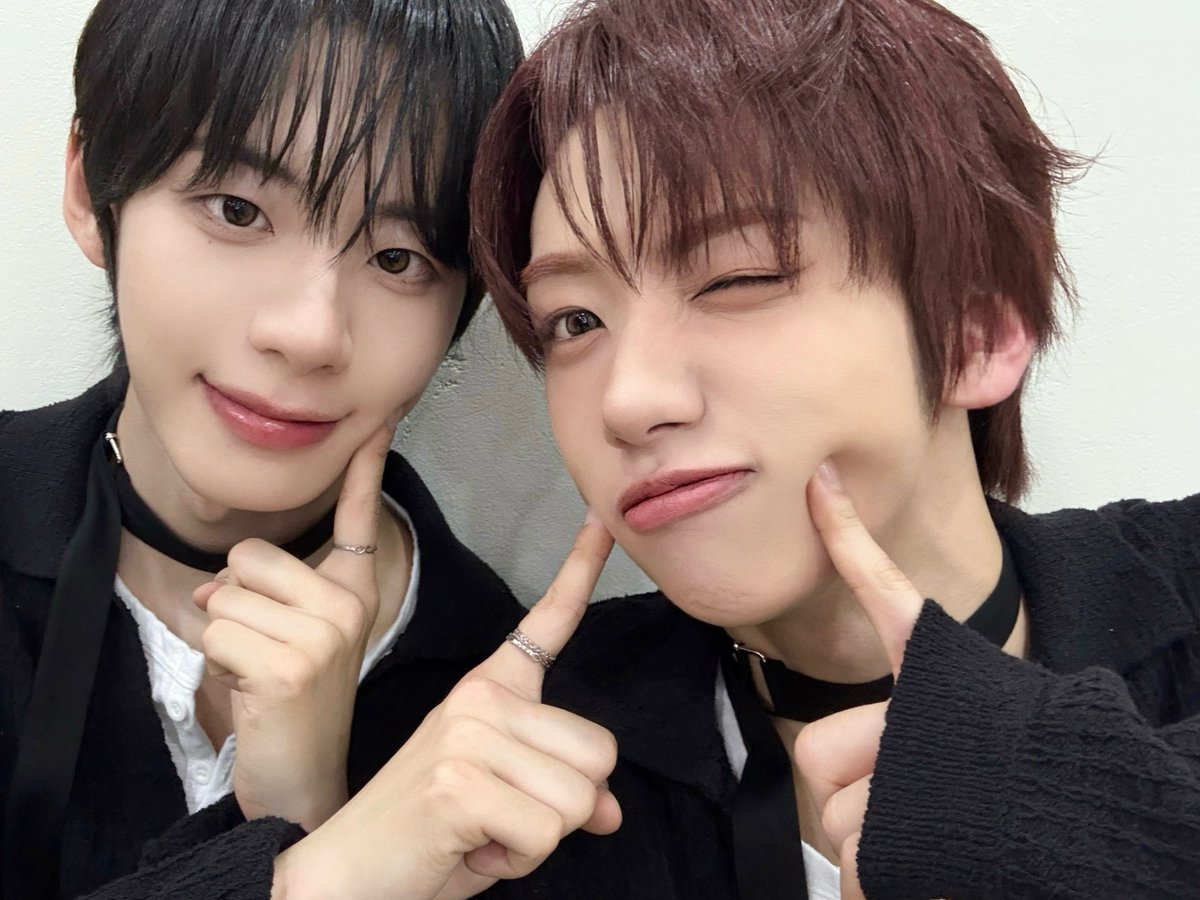 AHOF_official's tweet image. [📸] 251128 ENA 케이팝업 차트쇼 완료🤥

포하들의 응원에 힘입어 에너지 넘치게 무대를 즐길 수 있었습니다🖤 스폐셜 MC로 멋있게 이끌어 준 정우&amp;amp;웅기에게도 칭찬 많이 해 주기🐶🐶

#AHOF #아홉
#ThePassage
#피노키오는거짓말을싫어해
#AHOF_Pinocchio