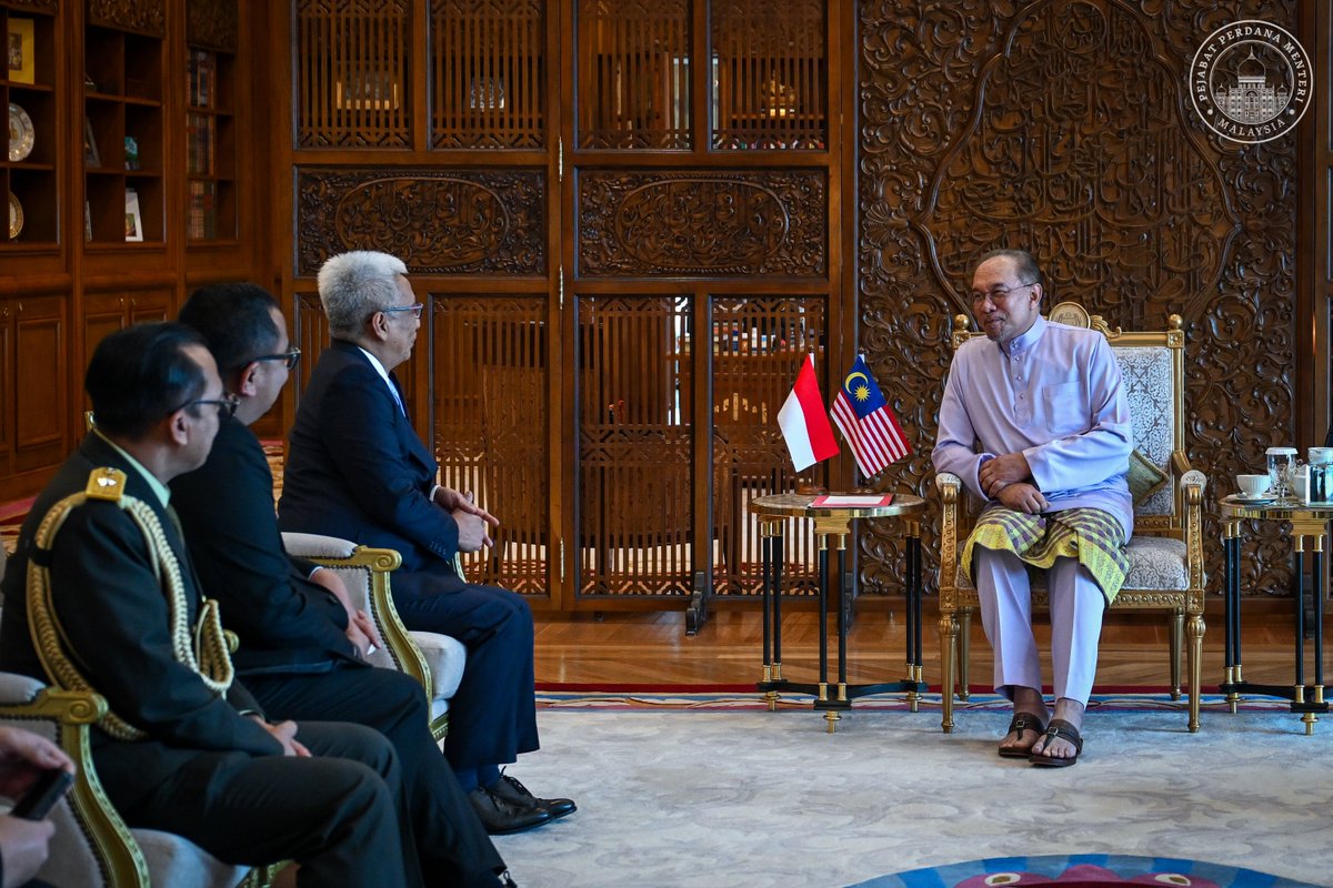 anwaribrahim's tweet image. Hari ini saya menerima kunjungan hormat Duta Besar Indonesia ke Malaysia, Datuk Hermono, yang bakal menamatkan perkhidmatan beliau dan kembali ke Jakarta dalam masa terdekat.

Bagi pihak Kerajaan Malaysia, saya merakamkan setinggi-tinggi penghargaan atas khidmat besar beliau…