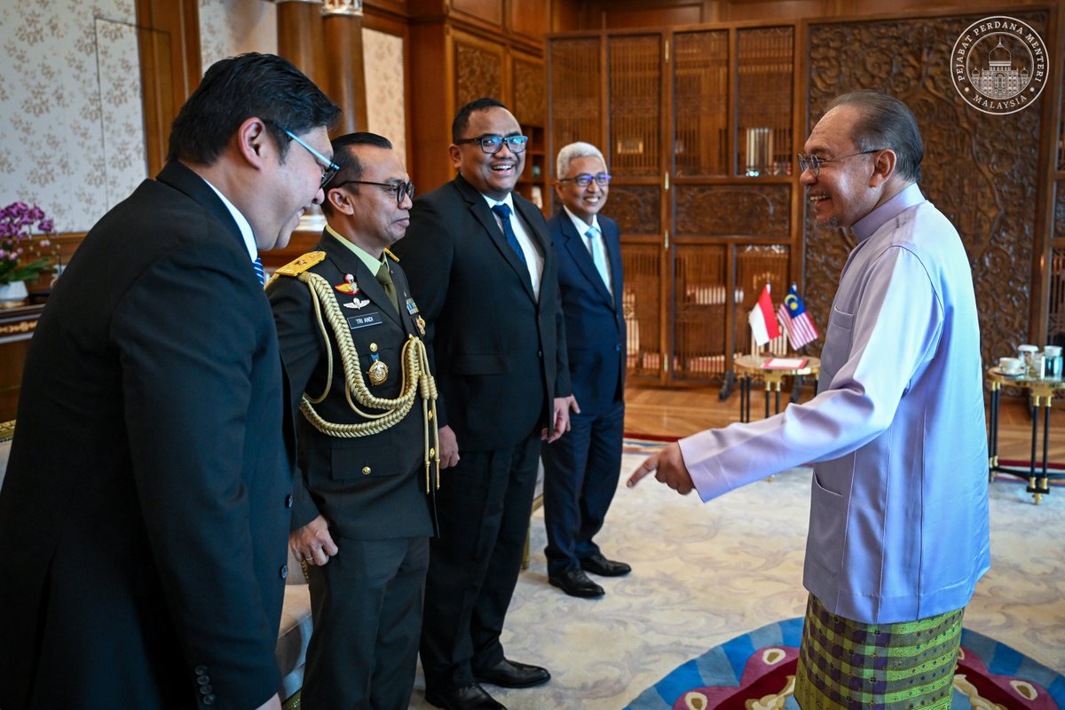 anwaribrahim's tweet image. Hari ini saya menerima kunjungan hormat Duta Besar Indonesia ke Malaysia, Datuk Hermono, yang bakal menamatkan perkhidmatan beliau dan kembali ke Jakarta dalam masa terdekat.

Bagi pihak Kerajaan Malaysia, saya merakamkan setinggi-tinggi penghargaan atas khidmat besar beliau…