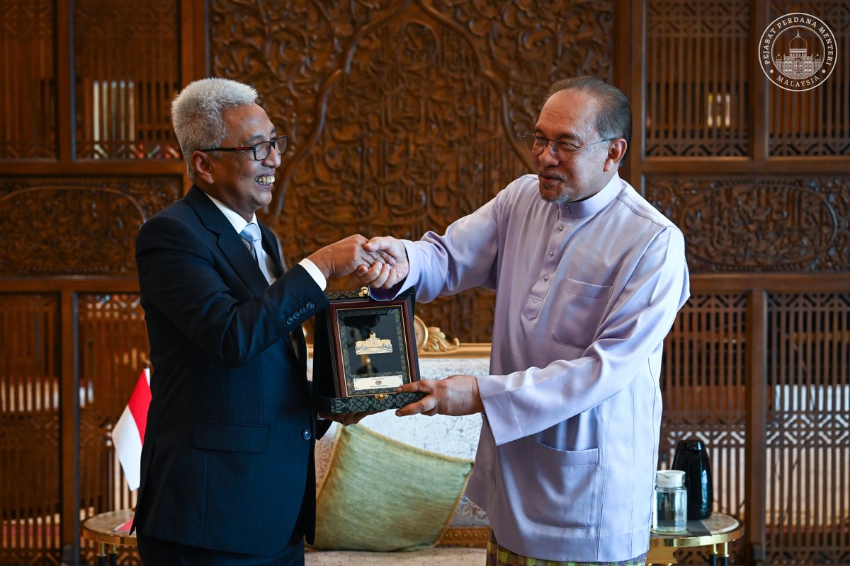 anwaribrahim's tweet image. Hari ini saya menerima kunjungan hormat Duta Besar Indonesia ke Malaysia, Datuk Hermono, yang bakal menamatkan perkhidmatan beliau dan kembali ke Jakarta dalam masa terdekat.

Bagi pihak Kerajaan Malaysia, saya merakamkan setinggi-tinggi penghargaan atas khidmat besar beliau…