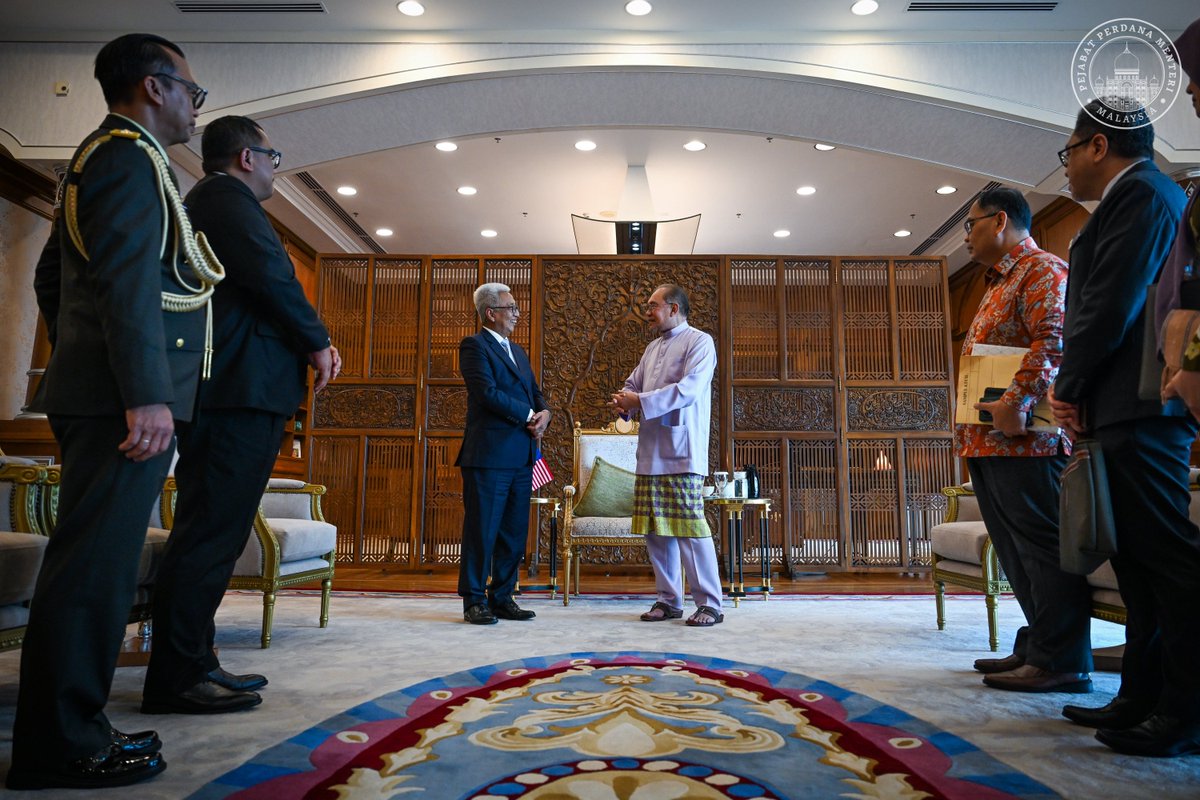 anwaribrahim's tweet image. Hari ini saya menerima kunjungan hormat Duta Besar Indonesia ke Malaysia, Datuk Hermono, yang bakal menamatkan perkhidmatan beliau dan kembali ke Jakarta dalam masa terdekat.

Bagi pihak Kerajaan Malaysia, saya merakamkan setinggi-tinggi penghargaan atas khidmat besar beliau…