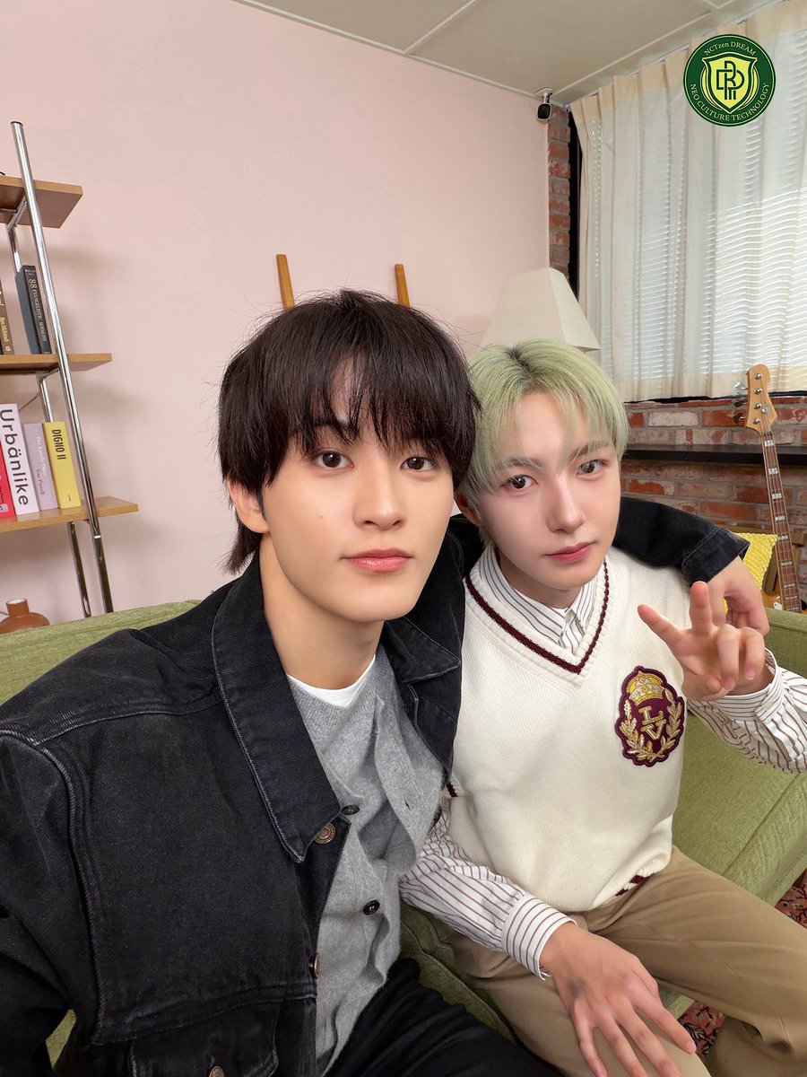 renjun and mark on nct dream weverse update 🐯🦊