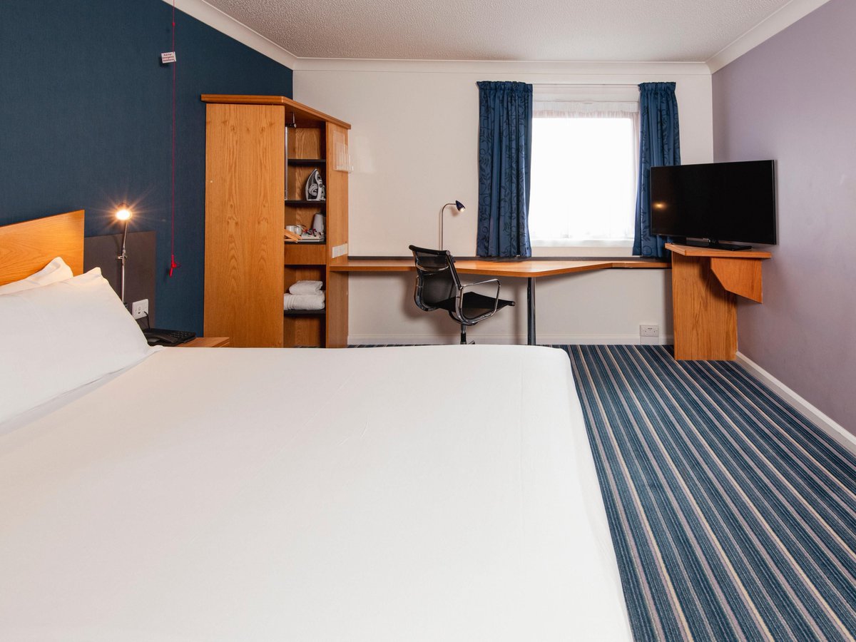 Family coming to stay this Christmas? 🎄

 Make their visit extra comfy with Holiday Inn Express. Fantastic prices, cosy rooms, and all the home-from-home comforts - check their website to book today!