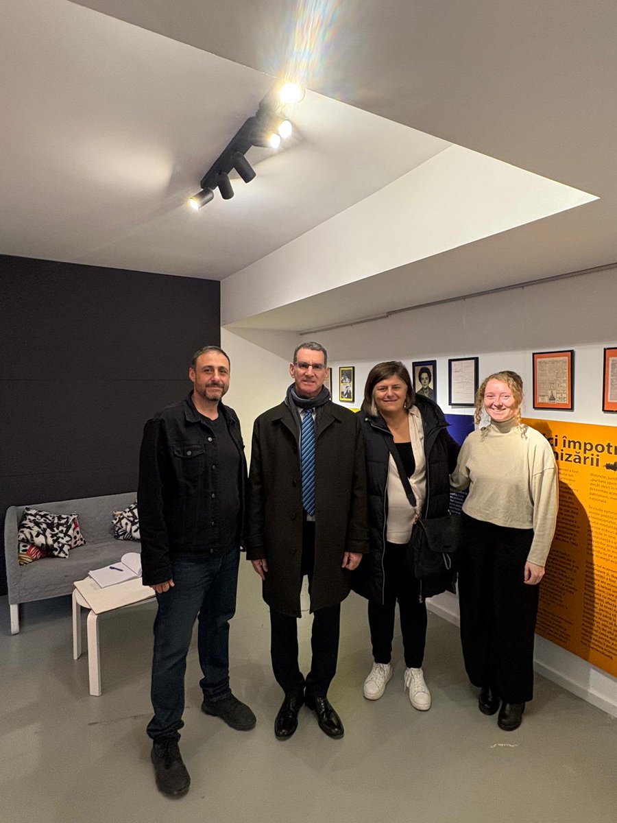 IsraelinRomania's tweet image. Cu ocazia primei vizite la #Cluj 🇷🇴, E.S. @BendorLior s-a întâlnit la frumoasa #Sinagogă Neologă cu Președintele Comunității evreiești, dl Dorel Ornescu, și cu membrii comunității.

🕍 Din cele patru sinagogi existente în Cluj, doar Sinagoga Neologă – numită și Templul Memorial