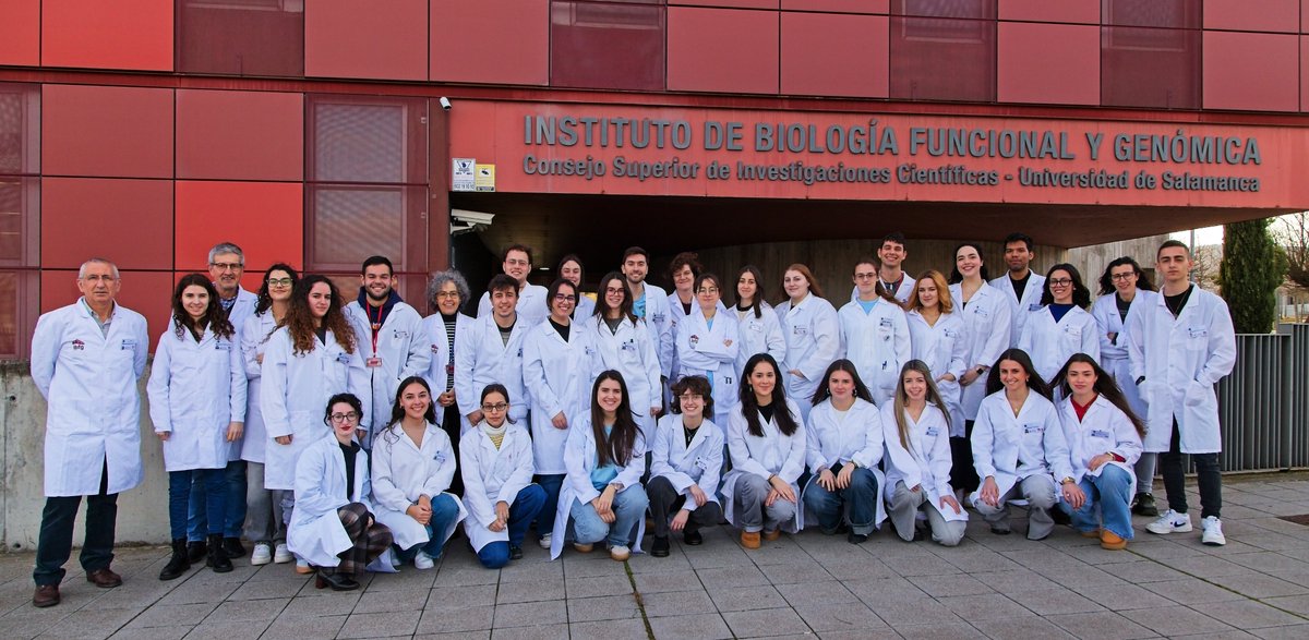 RadioUSAL's tweet photo. La resistencia a los antibióticos un problema de primer orden en la Salud Pública. Hablamos de ello con Ramón Santamaría y María Lorenzo, investigadores del @ibfg_es 
https://t.co/yW0aiIN1k6 https://t.co/S0khEtxcVu