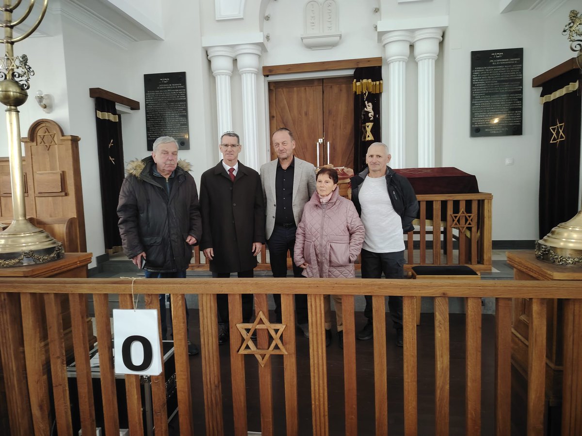 IsraelinRomania's tweet image. Cu ocazia primei vizite la #Cluj 🇷🇴, E.S. @BendorLior s-a întâlnit la frumoasa #Sinagogă Neologă cu Președintele Comunității evreiești, dl Dorel Ornescu, și cu membrii comunității.

🕍 Din cele patru sinagogi existente în Cluj, doar Sinagoga Neologă – numită și Templul Memorial