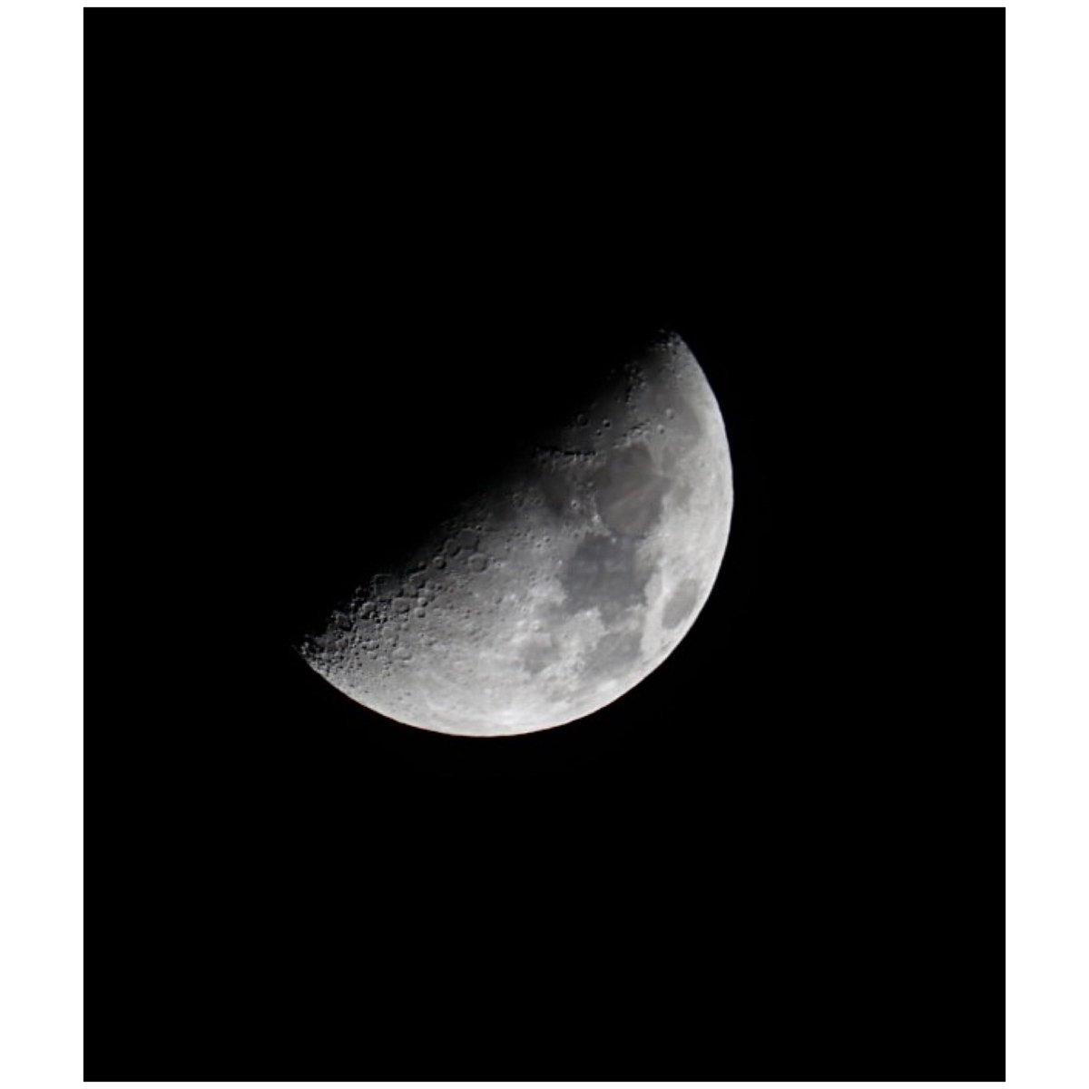 mogo1080's tweet image. 月が綺麗に見えました
今日は上弦の月
#今日も1日お疲れ様でした
#お散歩カメラマン #EOS