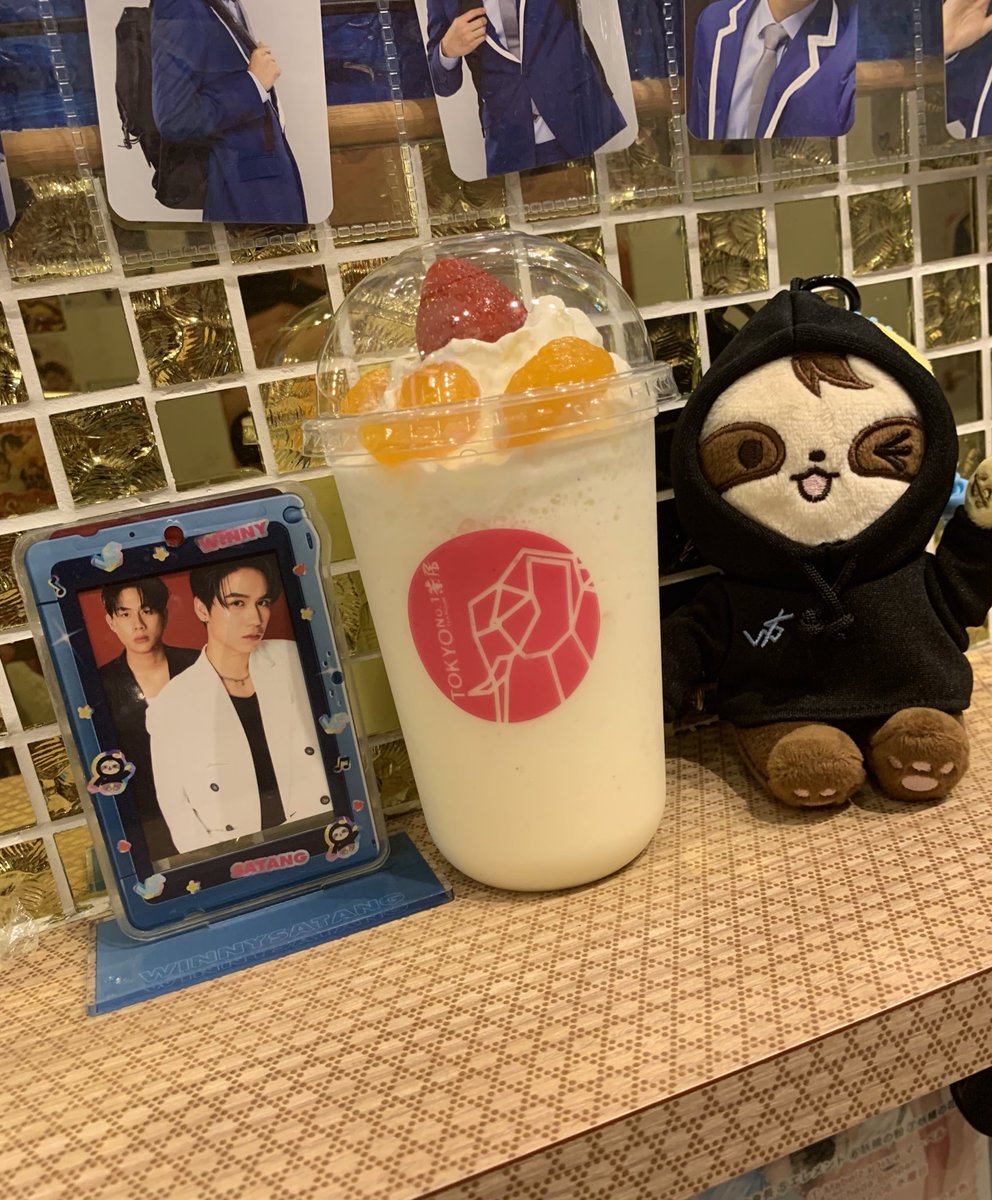 ru_ru_ru_93's tweet photo. WinnyくんとSatangくんのカフェイベントへ
概念ドリンク🍊🍓かわいいし、ドアも店内もうぃにさたがたーくさんいてステキな空間でした🩵🤍
@WSCafeJP さんありがとうございました🙏
#Satang24thBDProject 
#ProjectforWinnyBD25th https://t.co/tDT1UBf77z