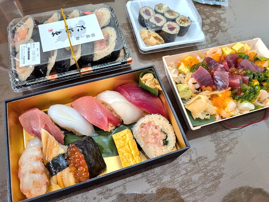 mike0sushi's tweet image. そいえば、先週末義実家に遊びに行くときのお土産に推しのお寿司を持って行った☺握り人数分と贅沢巻き一折。子供はちらし。お腹いっぱいだし喜んでもらえてよかった〜。また名古屋に来てほしい〜〜。
あ、いくら傾いてる😂
