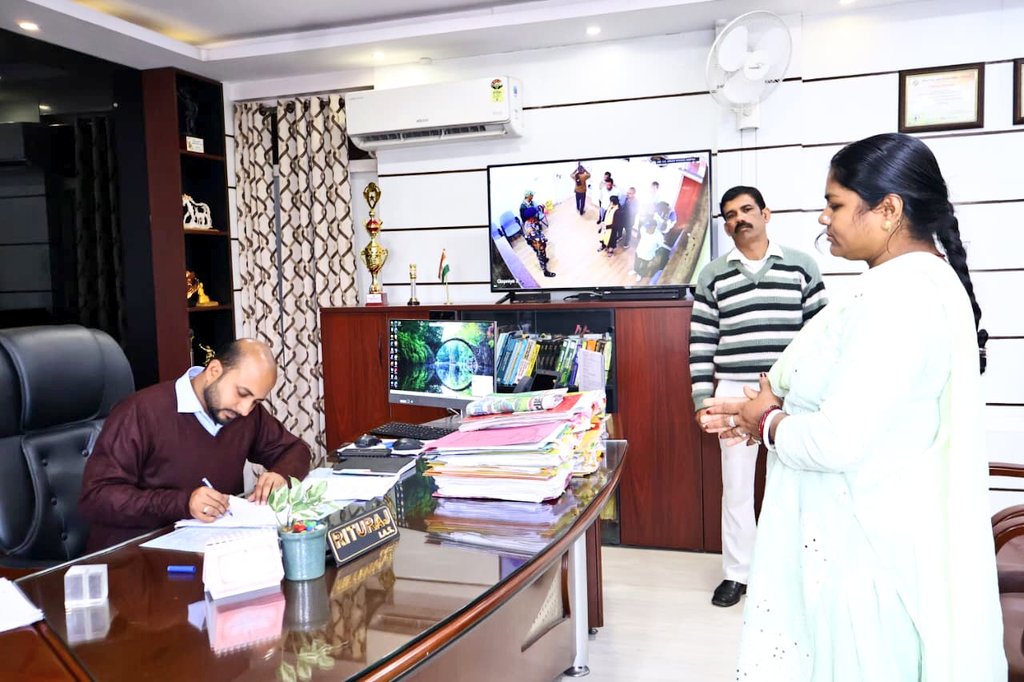 dckoderma's tweet image. जनता दरबार में आये लोगों से मिलकर उनकी समस्याओं से रूबरू हुआ एवं समस्याओं के निराकरण हेतु संबंधित अधिकारियों को निर्देशित करते हुए कहा कि जल्द से जल्द शिकायतों का निष्पादन कर प्रतिपुष्टि उपायुक्त कार्यालय में समर्पित करें।

@JharkhandCMO @prdjharkhand @Krishigyann