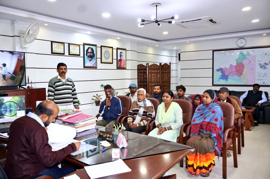 dckoderma's tweet image. जनता दरबार में आये लोगों से मिलकर उनकी समस्याओं से रूबरू हुआ एवं समस्याओं के निराकरण हेतु संबंधित अधिकारियों को निर्देशित करते हुए कहा कि जल्द से जल्द शिकायतों का निष्पादन कर प्रतिपुष्टि उपायुक्त कार्यालय में समर्पित करें।

@JharkhandCMO @prdjharkhand @Krishigyann