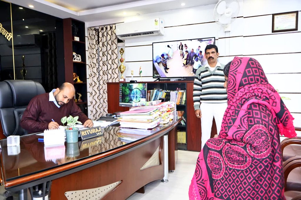 dckoderma's tweet image. जनता दरबार में आये लोगों से मिलकर उनकी समस्याओं से रूबरू हुआ एवं समस्याओं के निराकरण हेतु संबंधित अधिकारियों को निर्देशित करते हुए कहा कि जल्द से जल्द शिकायतों का निष्पादन कर प्रतिपुष्टि उपायुक्त कार्यालय में समर्पित करें।

@JharkhandCMO @prdjharkhand @Krishigyann