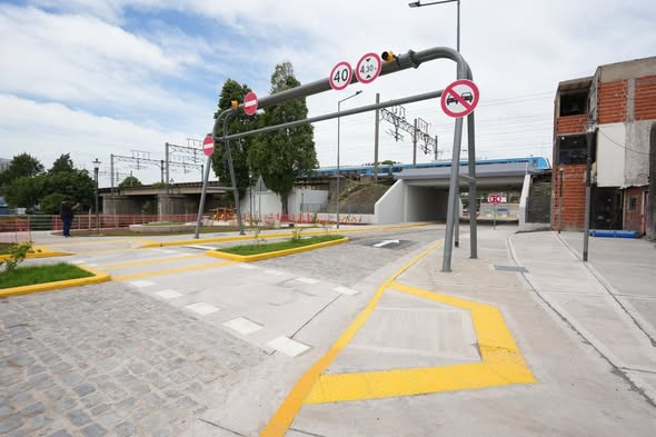 DruidBloggerOK's tweet image. El Gobierno de la C.A.B.A. inauguró el #PUENTEBOSCH, en Barracas.
Una obra clave que mejora la movilidad y la vida cotidiana de miles de vecinos de Barracas y del sur de la Ciudad.
¿Vieron? Para @jorgemacri  &quot;el sur también existe&quot;
¡Bien ahí, black!💛💪