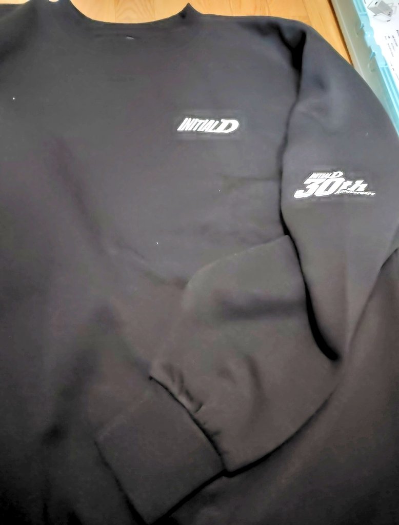 misa00003's tweet photo. 頭文字Dのこのトレーナー、あまりにも良過ぎて買ったんだけどLLしか残ってなかった😭
夫も気に入ってサイズ丁度いいからって結局取られた🤣🤣🤣
こういうロゴとか車が並んでるデザインたまらなく好き🥰
ってかまだ30周年だったんだ……！ https://t.co/wGiMjFUZkQ