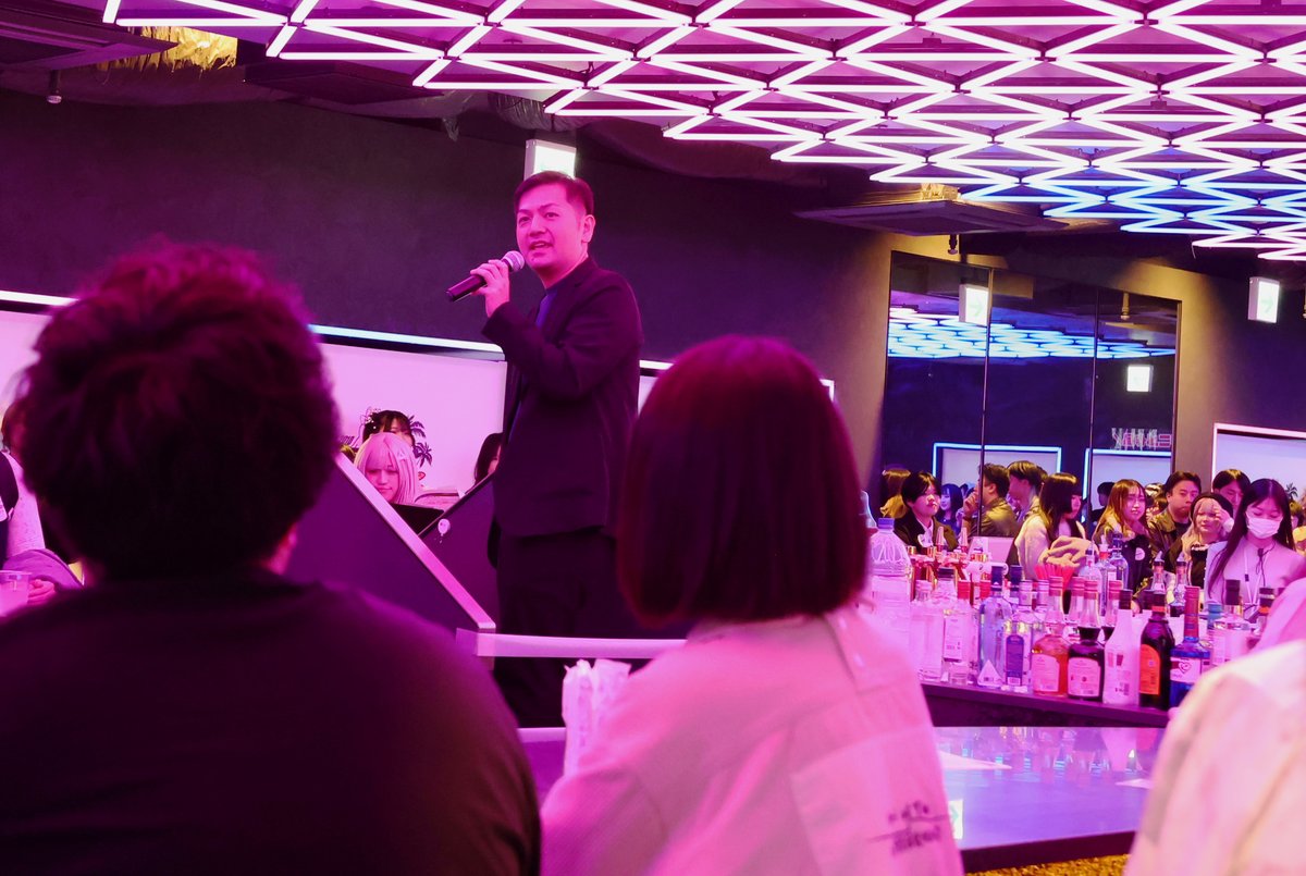 dangan_official's tweet image. #ダンガンロンパ15周年フェス前夜祭 の模様をお届けします！

榊原プロデューサーの乾杯🥂からスタートして、モノクマのミート＆グリートやお食事などを楽しんでいただいています✨✨

#ダンガンロンパ