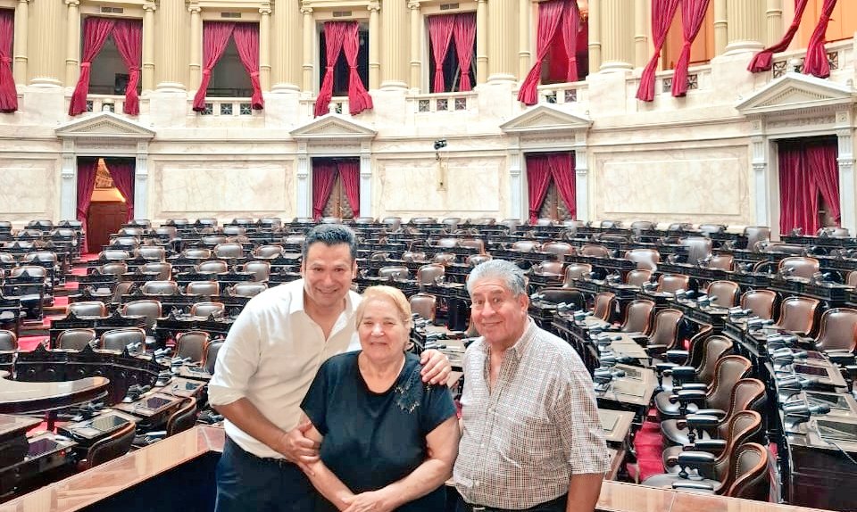 #FelicidadInfinita
A pocos días de finalizar mi mandato como Diputado Nacional por la Provincia de Neuquén, siento una profunda emoción que mamá y papá hayan pasado ayer por el Congreso.
Finalizo una nueva etapa en mi vida y aquí están Likg y Manuel, siendo custodios de los