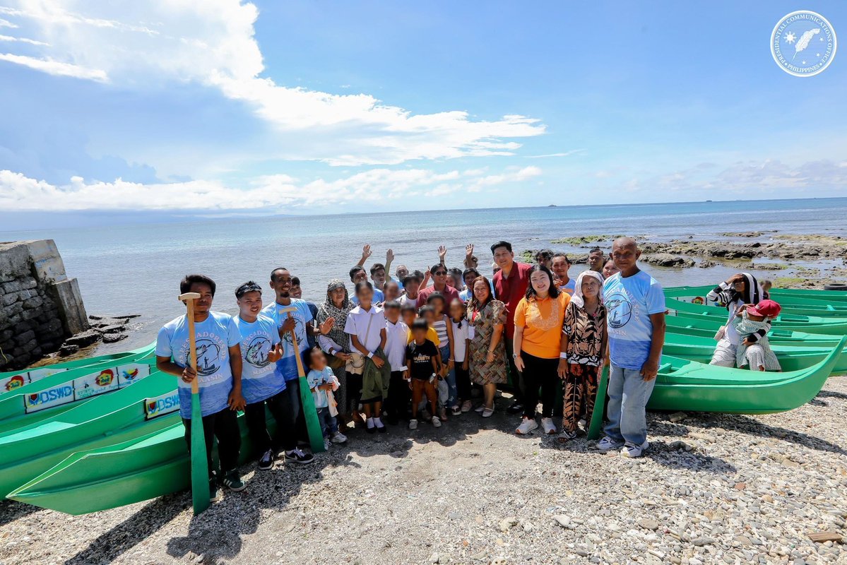 PIADesk's tweet image. Namahagi si Pangulong Ferdinand R. Marcos Jr. ng mga bangka at kagamitan sa mga miyembro ng Maasin Fisherfolk Association sa Sinunuc, Zamboanga City upang palakasin ang kakayahan ng mga mangingisda at dagdagan ang kita ng kanilang komunidad.
📷: PCO
#IntegratedStateMedia
#ISM