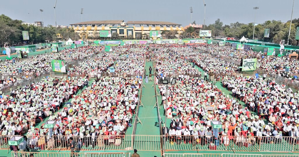 आज यहां आपके परिवारजन भी आपके साथ आए हैं। वो भी उम्मीद से आपको देखते हैं। यहां इतनी बड़ी नियुक्ति नौजवानों को दी जा रही है। और हमारे विपक्ष आपकी इसी नियुक्ति को लेकर जानबूझकर सवाल उठाते हैं।
अभी भी JSSC CGL की परीक्षा होकर पड़ी हुई है, उसमें अवफाह उड़ाने वाले लोग जेल की हवा खा