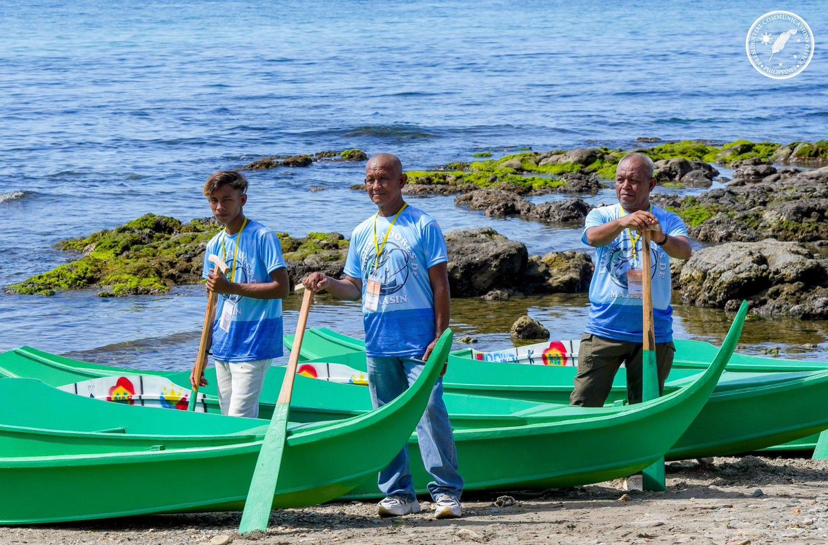 PIADesk's tweet image. Namahagi si Pangulong Ferdinand R. Marcos Jr. ng mga bangka at kagamitan sa mga miyembro ng Maasin Fisherfolk Association sa Sinunuc, Zamboanga City upang palakasin ang kakayahan ng mga mangingisda at dagdagan ang kita ng kanilang komunidad.
📷: PCO
#IntegratedStateMedia
#ISM