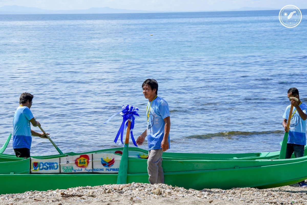 PIADesk's tweet image. Namahagi si Pangulong Ferdinand R. Marcos Jr. ng mga bangka at kagamitan sa mga miyembro ng Maasin Fisherfolk Association sa Sinunuc, Zamboanga City upang palakasin ang kakayahan ng mga mangingisda at dagdagan ang kita ng kanilang komunidad.
📷: PCO
#IntegratedStateMedia
#ISM
