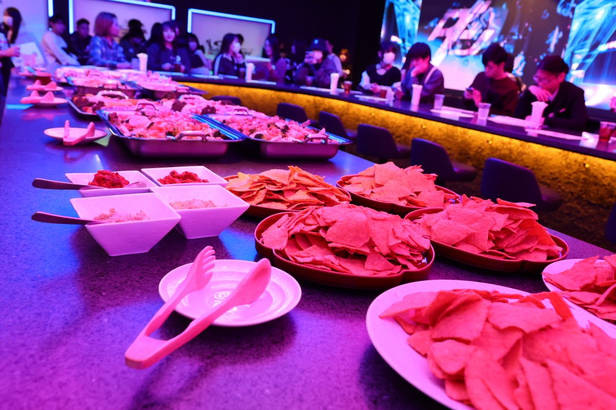 dangan_official's tweet image. #ダンガンロンパ15周年フェス前夜祭 の模様をお届けします！

榊原プロデューサーの乾杯🥂からスタートして、モノクマのミート＆グリートやお食事などを楽しんでいただいています✨✨

#ダンガンロンパ