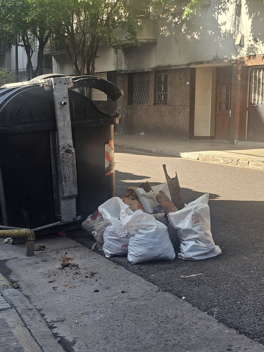 Estos escombros llevan 3 días, y son un peligro.

Catamarca 234, Balvanera.

<a href="/ibaistrocchi/">Ignacio Baistrocchi</a> 
<a href="/VecinosCon5633/">Somos CABA</a> 
<a href="/OnceOrdenado/">OnceOrdenado</a>