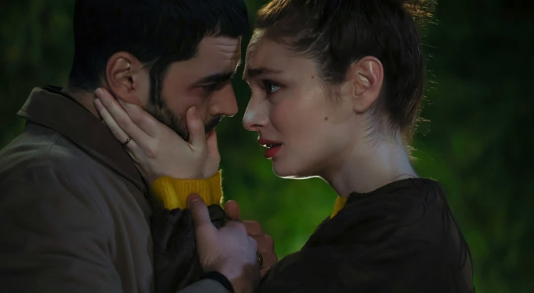 AkinSpain's tweet image. #Veliaht&apos;ın yeni bölümünde sırlar tek tek açığa çıktı! @veliahtdizi 

Show TV’de yayınlanan, FARO ve Gold Yapım imzalı ‘Veliaht’ dün akşam yayınlanan 11. bölümüyle izleyicileri ekran başına kilitledi. Yeni bölümde Reyhan’ın Timur ile birlikte bu hayattan kaçıp gitmek istemesi…